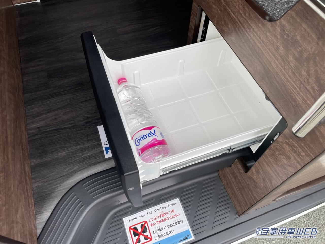 |バーのような落ち着いた大人の空間が広がるハイエースがベースのキャンパー