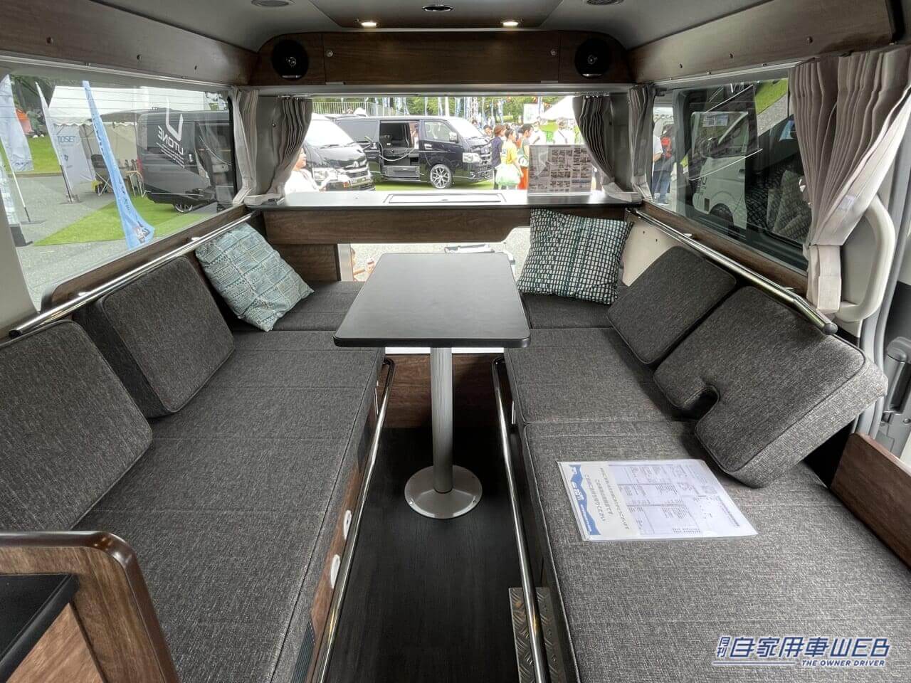 |バーのような落ち着いた大人の空間が広がるハイエースがベースのキャンパー