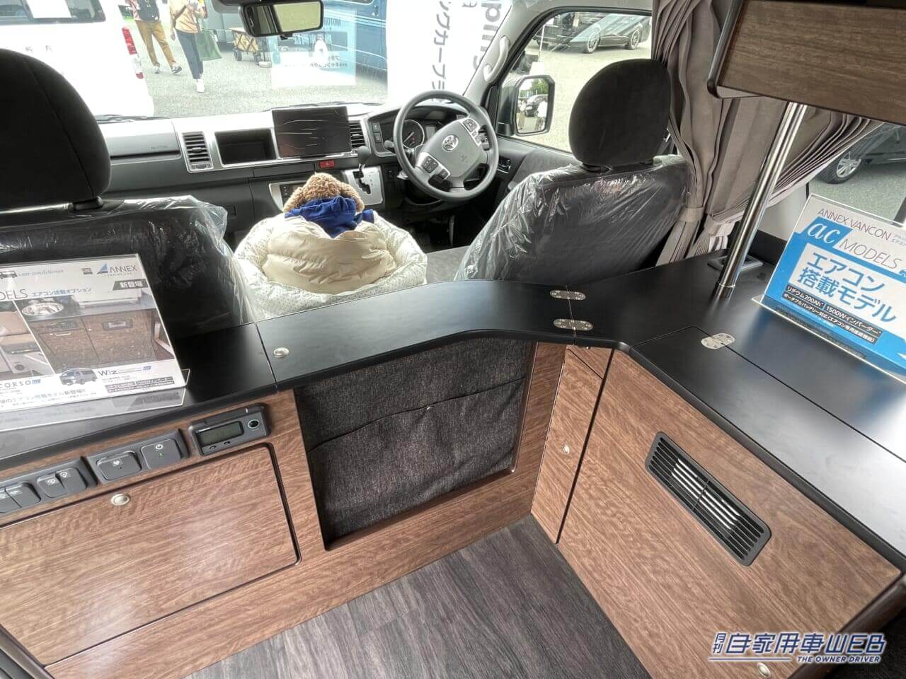 |バーのような落ち着いた大人の空間が広がるハイエースがベースのキャンパー