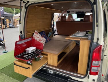 美しい木目が特徴的! デイキャンプにもピッタリなハイエースベースのキャンパー