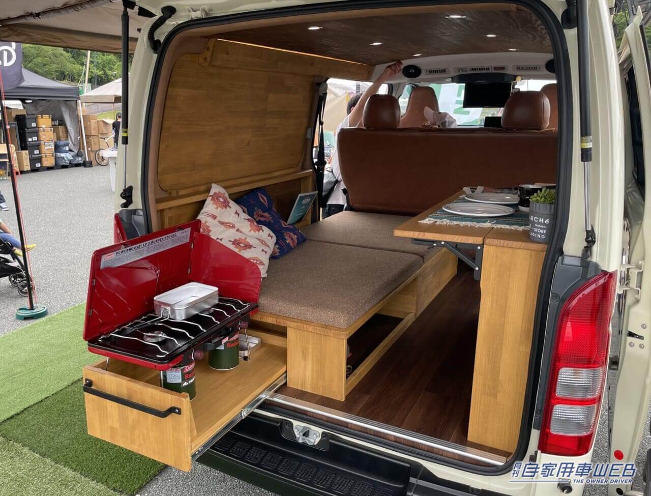 |美しい木目が特徴的! デイキャンプにもピッタリなハイエースベースのキャンパー