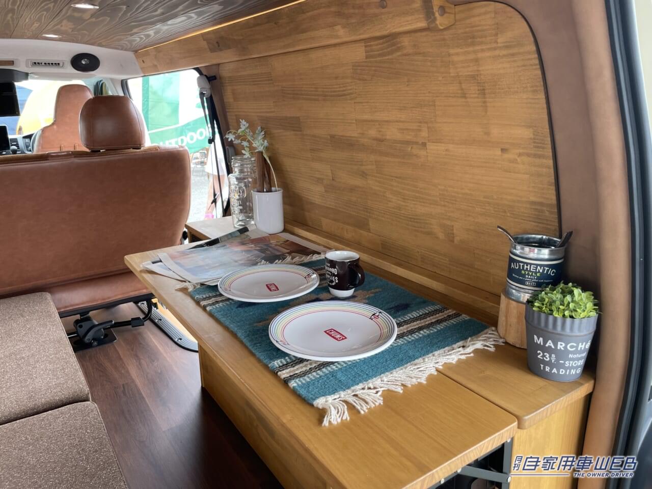 |美しい木目が特徴的! デイキャンプにもピッタリなハイエースベースのキャンパー