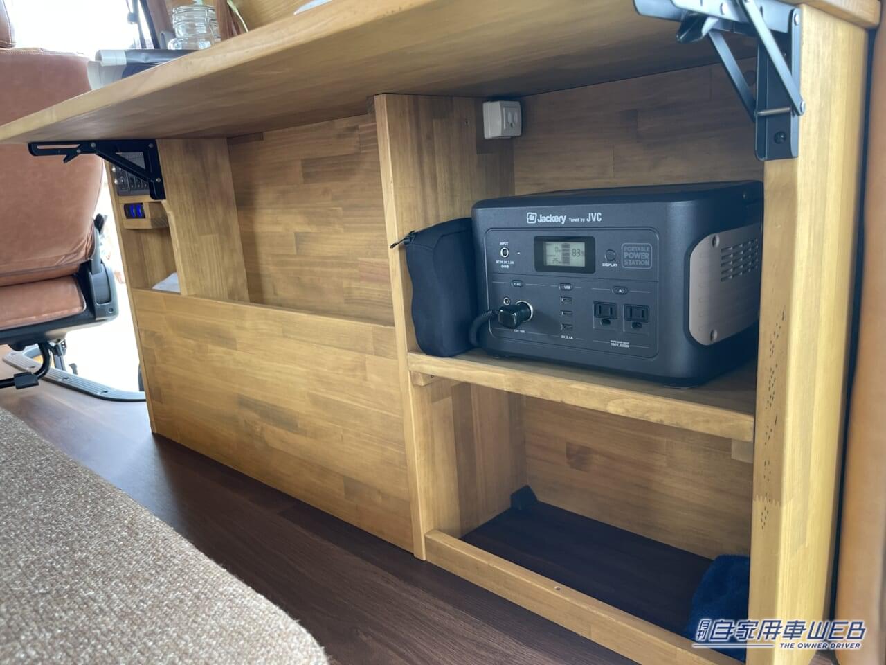 |美しい木目が特徴的! デイキャンプにもピッタリなハイエースベースのキャンパー