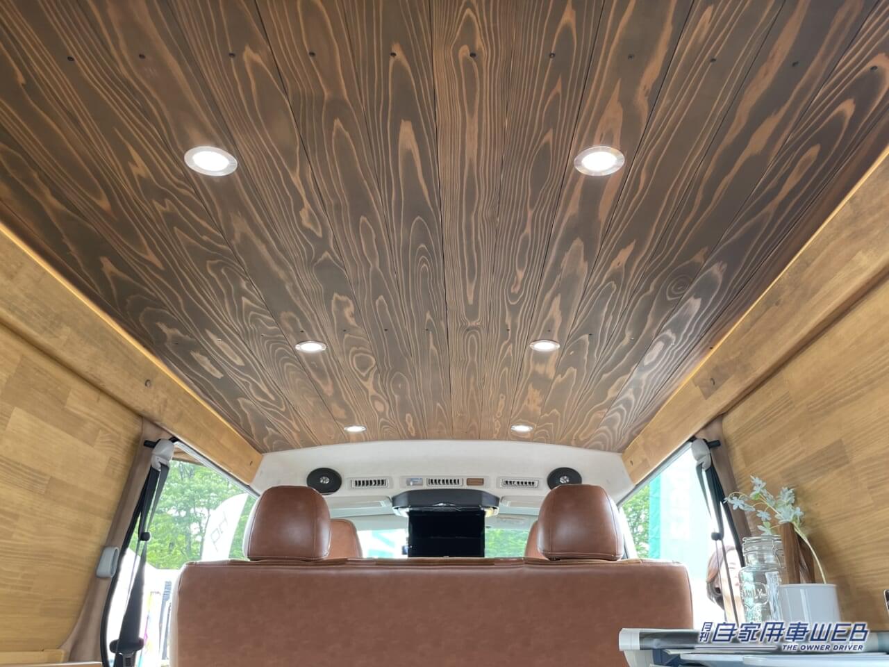 |美しい木目が特徴的! デイキャンプにもピッタリなハイエースベースのキャンパー