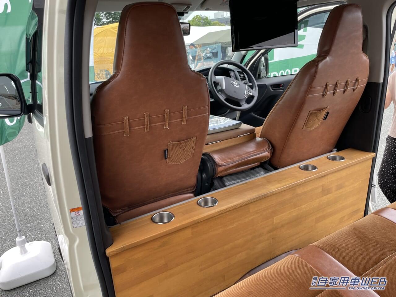 |美しい木目が特徴的! デイキャンプにもピッタリなハイエースベースのキャンパー