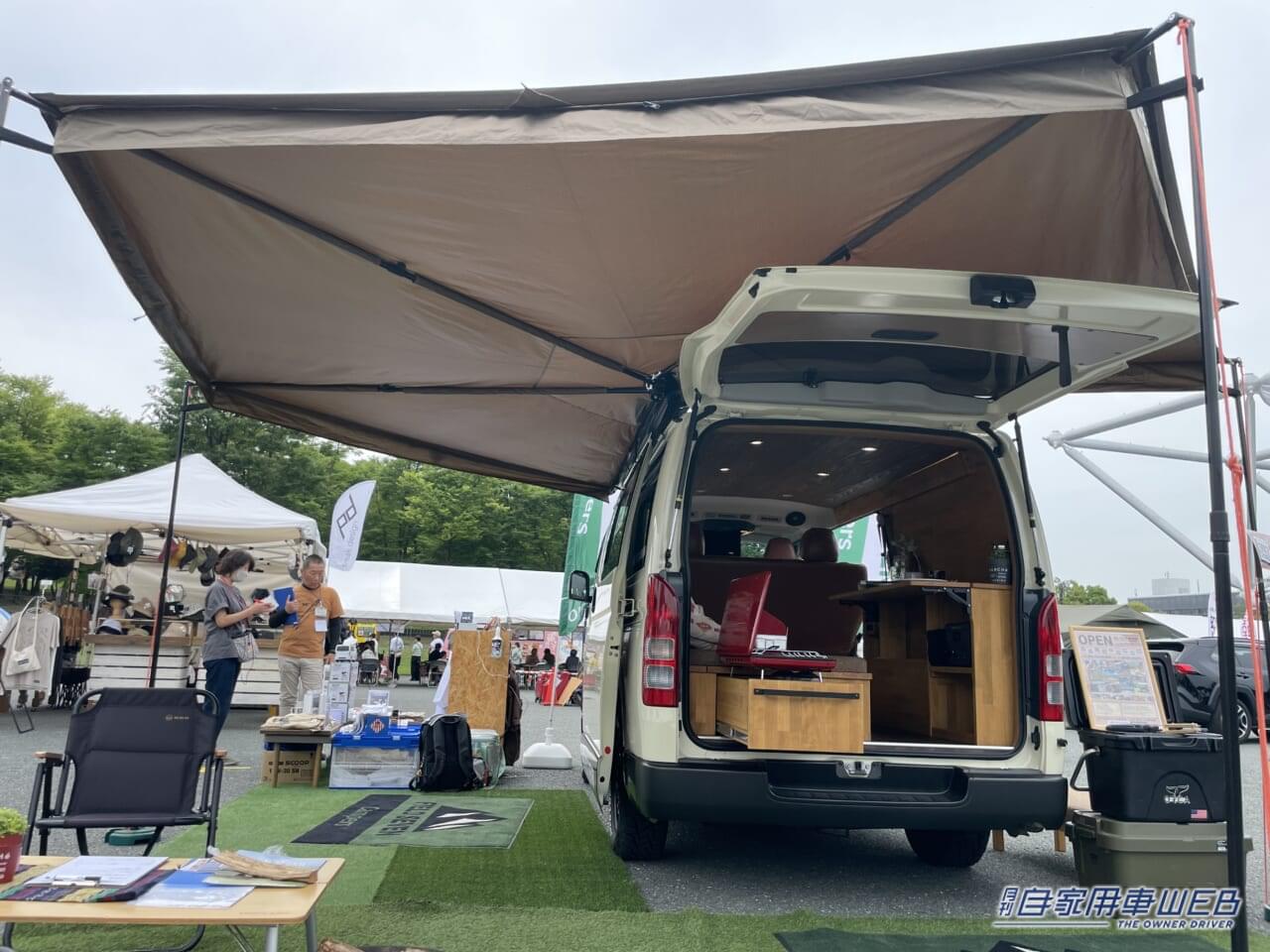 |美しい木目が特徴的! デイキャンプにもピッタリなハイエースベースのキャンパー