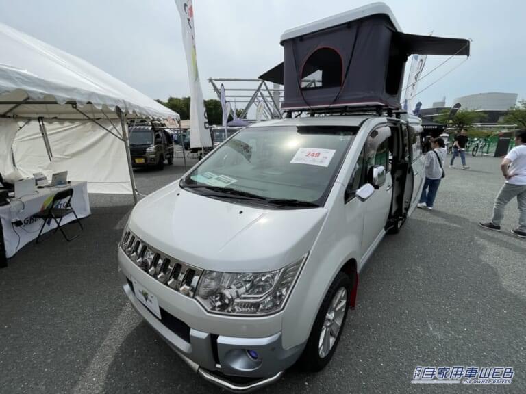 キャンピングカー|デリカD:5|Dキャンパー(グランドモーター)|「これ、家じゃん…」「車の中に部屋をつくる」という発想。どこでも行けて、泊まれる。“新しい日常”をつくるクルマ。