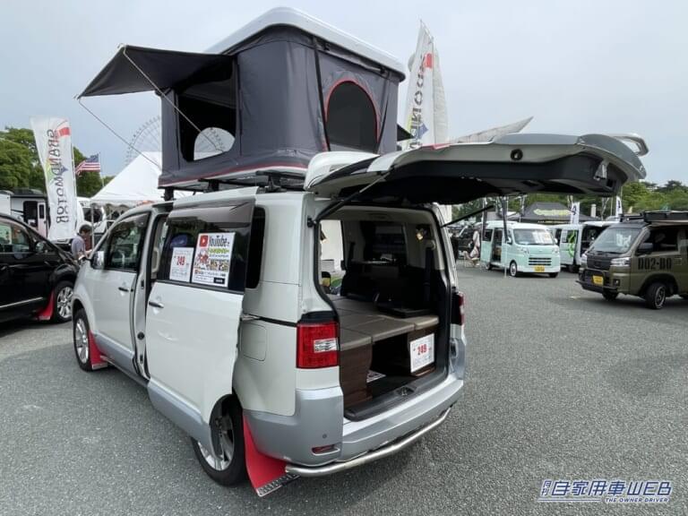 キャンピングカー|デリカD:5|Dキャンパー(グランドモーター)|「これ、家じゃん…」「車の中に部屋をつくる」という発想。どこでも行けて、泊まれる。“新しい日常”をつくるクルマ。