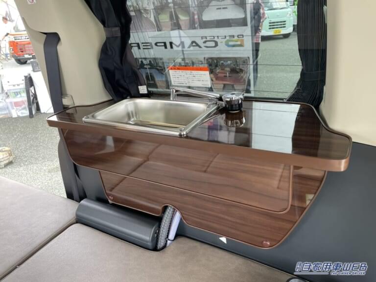 キャンピングカー|デリカD:5|Dキャンパー(グランドモーター)|「これ、家じゃん…」「車の中に部屋をつくる」という発想。どこでも行けて、泊まれる。“新しい日常”をつくるクルマ。