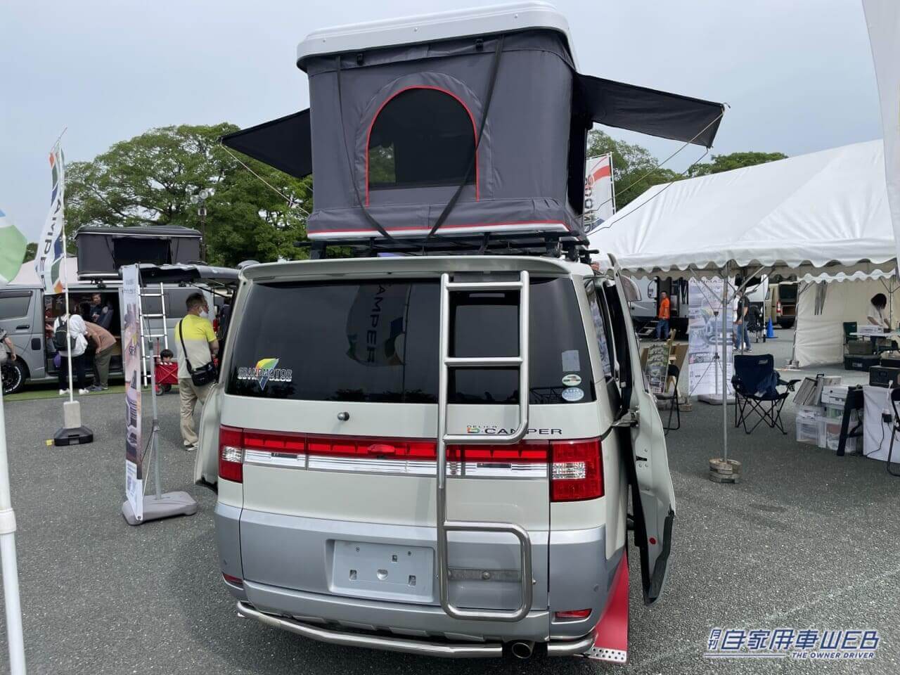 キャンピングカー|デリカD:5|Dキャンパー(グランドモーター)|「これ、家じゃん…」「車の中に部屋をつくる」という発想。どこでも行けて、泊まれる。“新しい日常”をつくるクルマ。