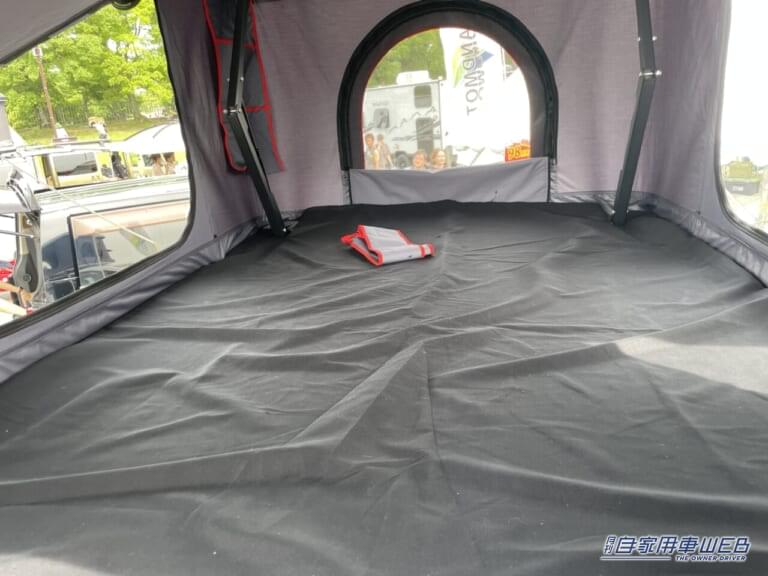 キャンピングカー|デリカD:5|Dキャンパー(グランドモーター)|「これ、家じゃん…」「車の中に部屋をつくる」という発想。どこでも行けて、泊まれる。“新しい日常”をつくるクルマ。