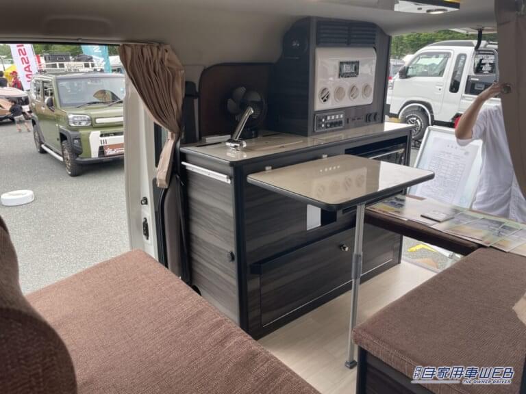 タウンエース バンのキャンピングカー。車内|「結局これくらい」「めっちゃ丁度よい」軽キャンより大きく、ハイエースよりコンパクト。ベストサイズすぎる相棒。