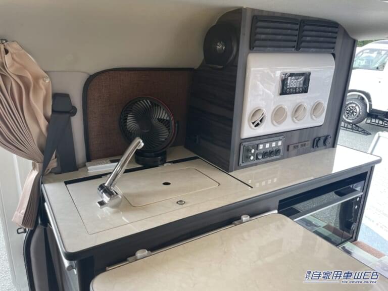 タウンエース バンのキャンピングカー。車内のテーブル|「結局これくらい」「めっちゃ丁度よい」軽キャンより大きく、ハイエースよりコンパクト。ベストサイズすぎる相棒。