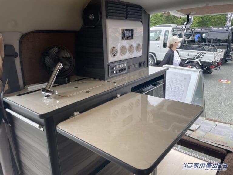 タウンエース バンのキャンピングカー。車内のテーブル|「結局これくらい」「めっちゃ丁度よい」軽キャンより大きく、ハイエースよりコンパクト。ベストサイズすぎる相棒。