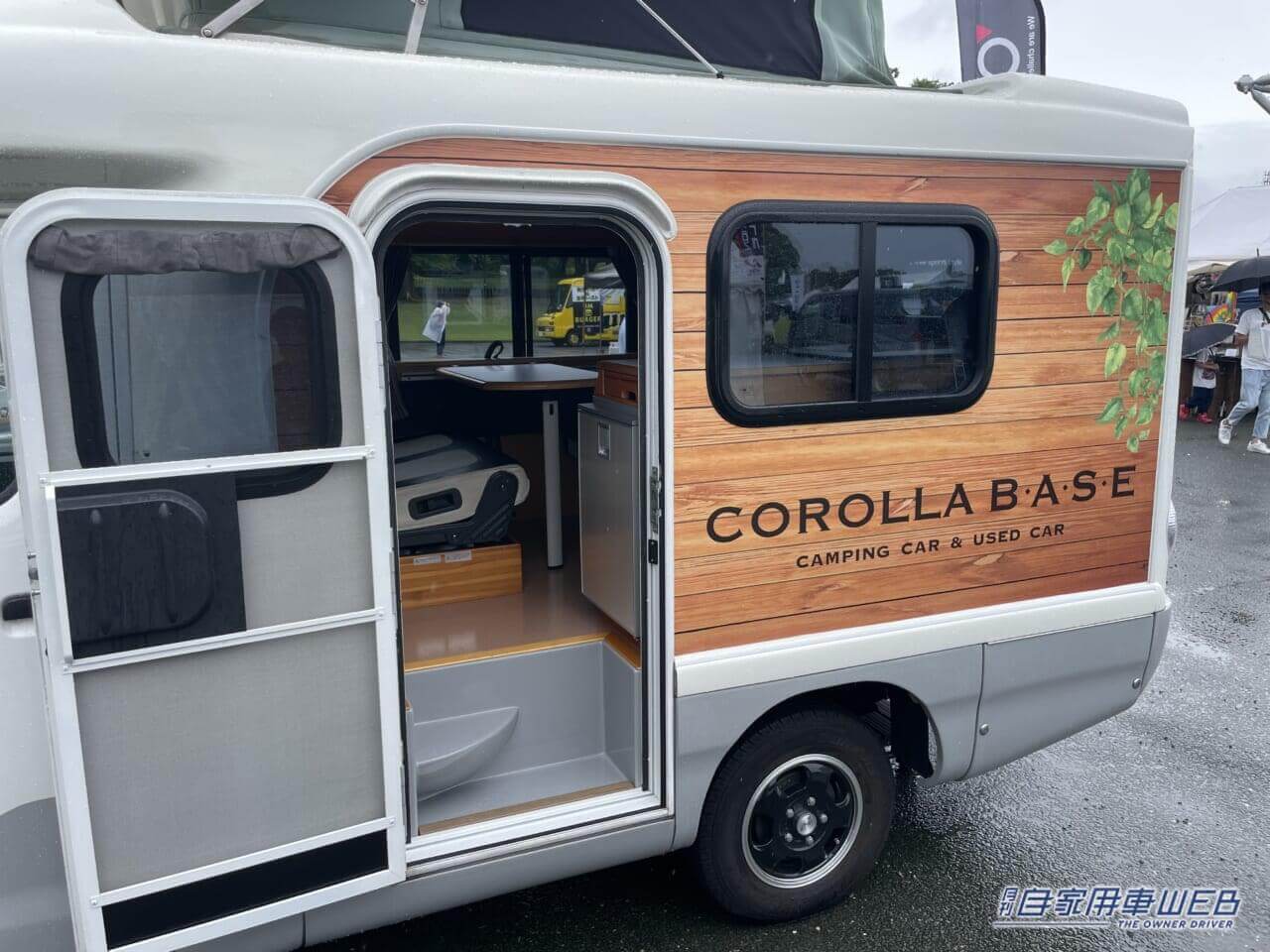 |「求めてたのはコレだよ」「ハイエースより良いかも」車内の広さにビックリ、喫茶店のような空間が広がるキャンピングカー。