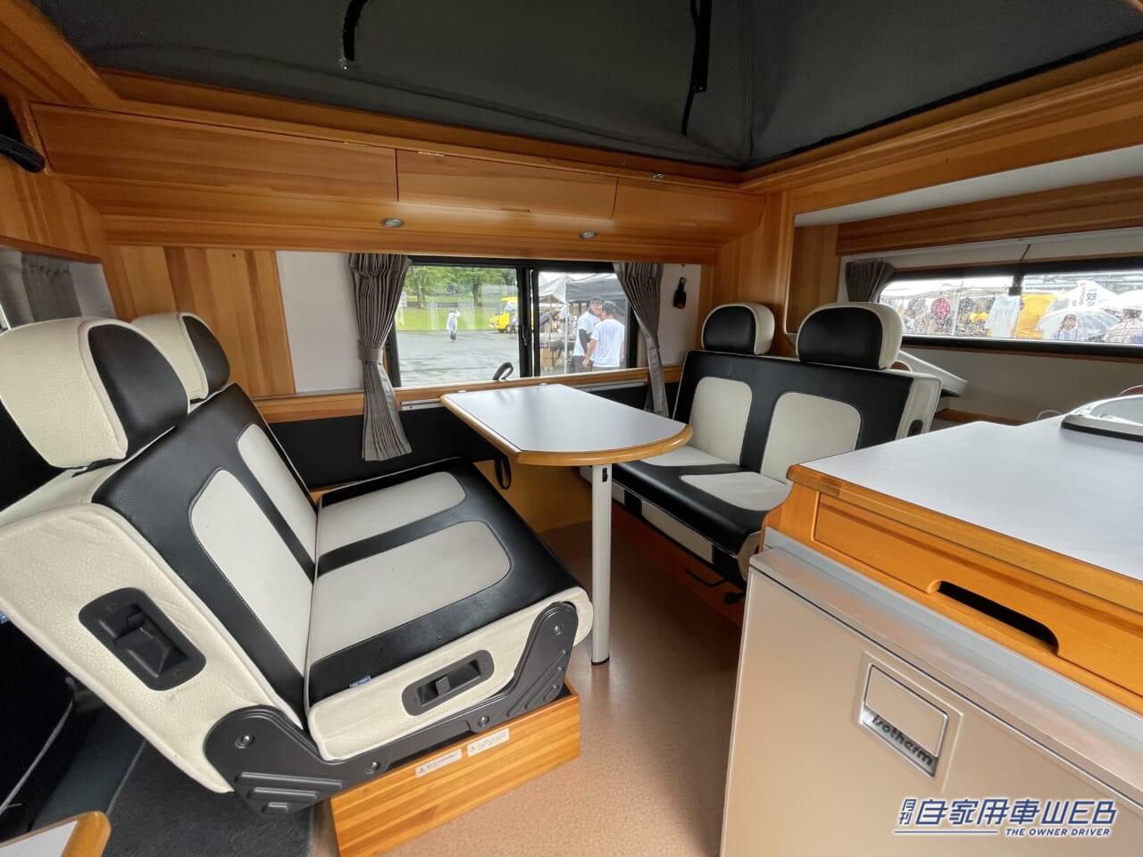 |「求めてたのはコレだよ」「ハイエースより良いかも」車内の広さにビックリ、喫茶店のような空間が広がるキャンピングカー。