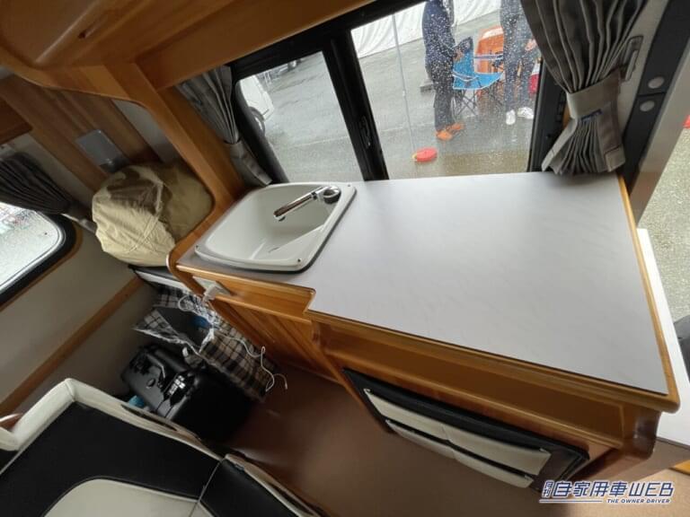 トヨタのタウンエース バンをカスタマイズしたキャンピングカーの車内。|「求めてたのはコレだよ」「ハイエースより良いかも」車内の広さにビックリ、喫茶店のような空間が広がるキャンピングカー。