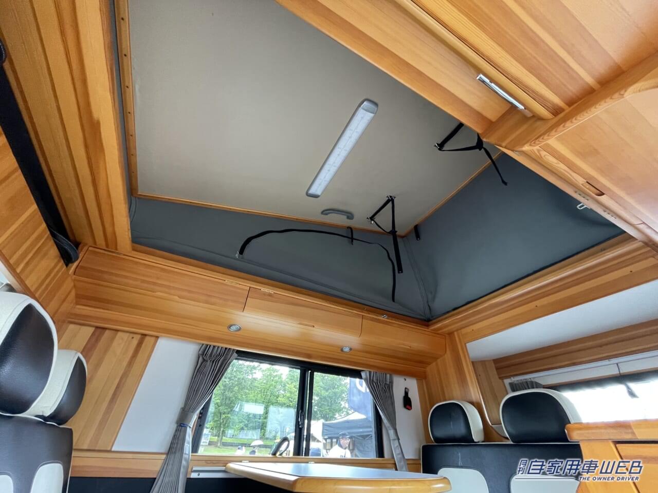 |「求めてたのはコレだよ」「ハイエースより良いかも」車内の広さにビックリ、喫茶店のような空間が広がるキャンピングカー。