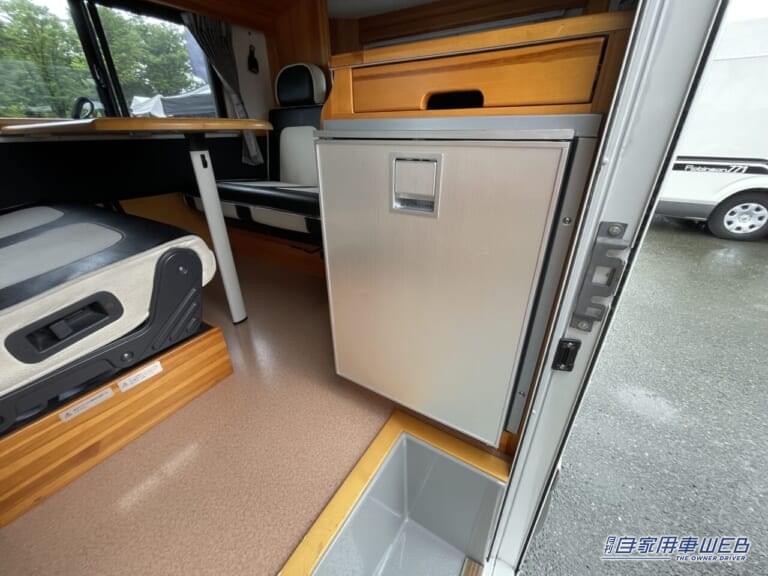 トヨタのタウンエース バンをカスタマイズしたキャンピングカーの車内。|「求めてたのはコレだよ」「ハイエースより良いかも」車内の広さにビックリ、喫茶店のような空間が広がるキャンピングカー。
