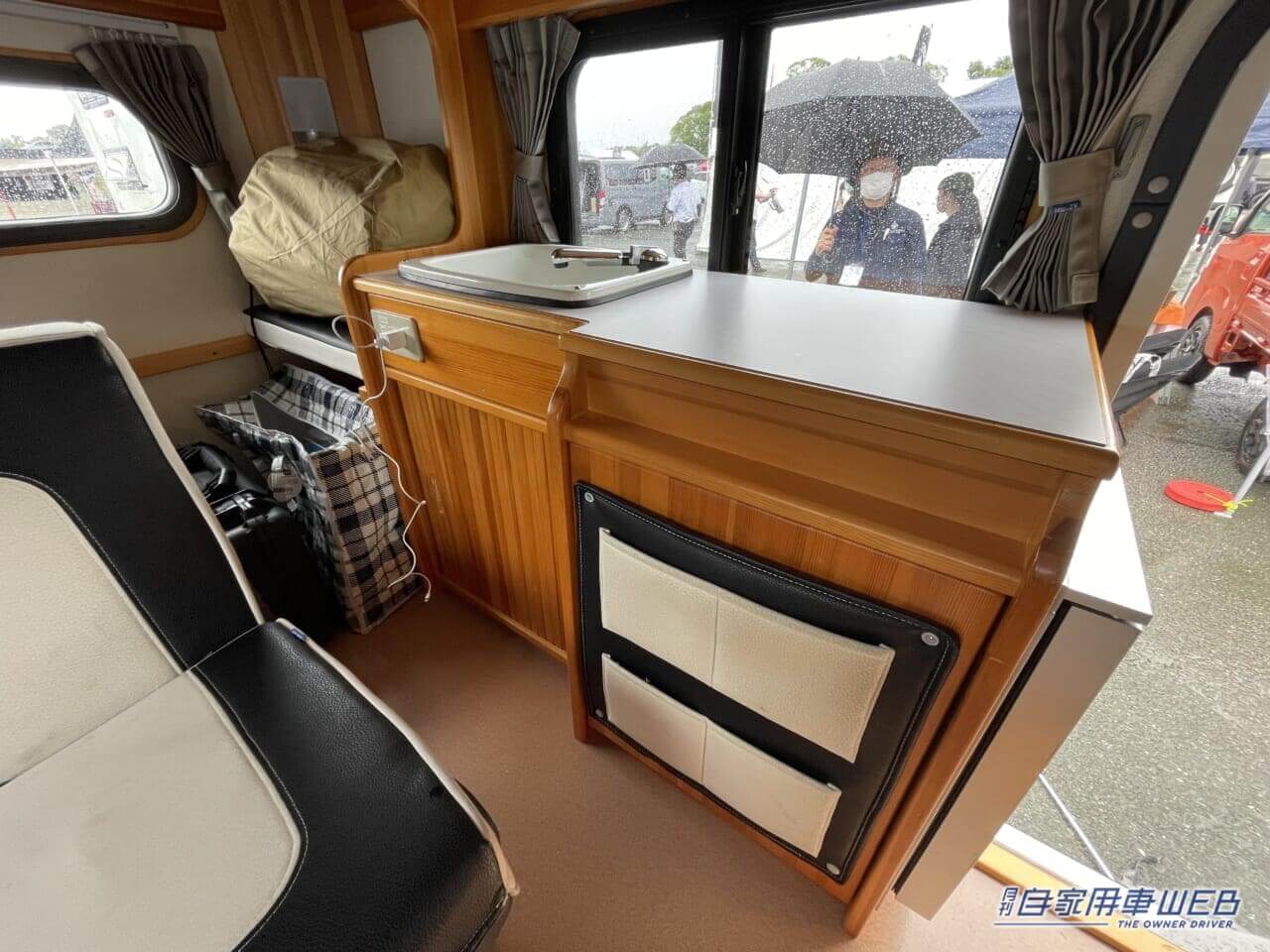 |「求めてたのはコレだよ」「ハイエースより良いかも」車内の広さにビックリ、喫茶店のような空間が広がるキャンピングカー。