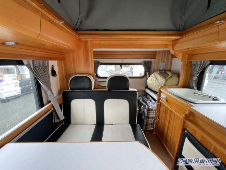トヨタのタウンエース バンをカスタマイズしたキャンピングカーの車内。|「求めてたのはコレだよ」「ハイエースより良いかも」車内の広さにビックリ、喫茶店のような空間が広がるキャンピングカー。
