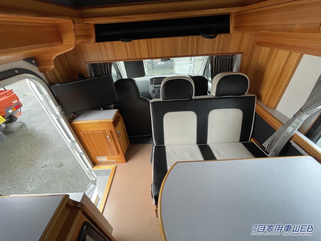 |「求めてたのはコレだよ」「ハイエースより良いかも」車内の広さにビックリ、喫茶店のような空間が広がるキャンピングカー。