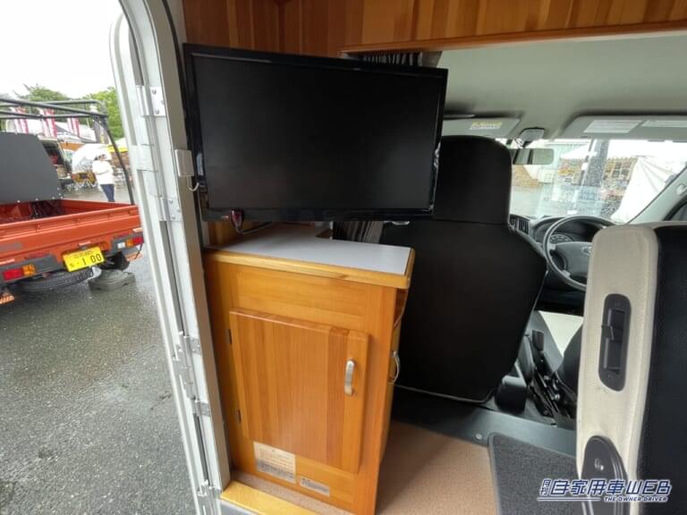 トヨタのタウンエース バンをカスタマイズしたキャンピングカーの車内。|「求めてたのはコレだよ」「ハイエースより良いかも」車内の広さにビックリ、喫茶店のような空間が広がるキャンピングカー。
