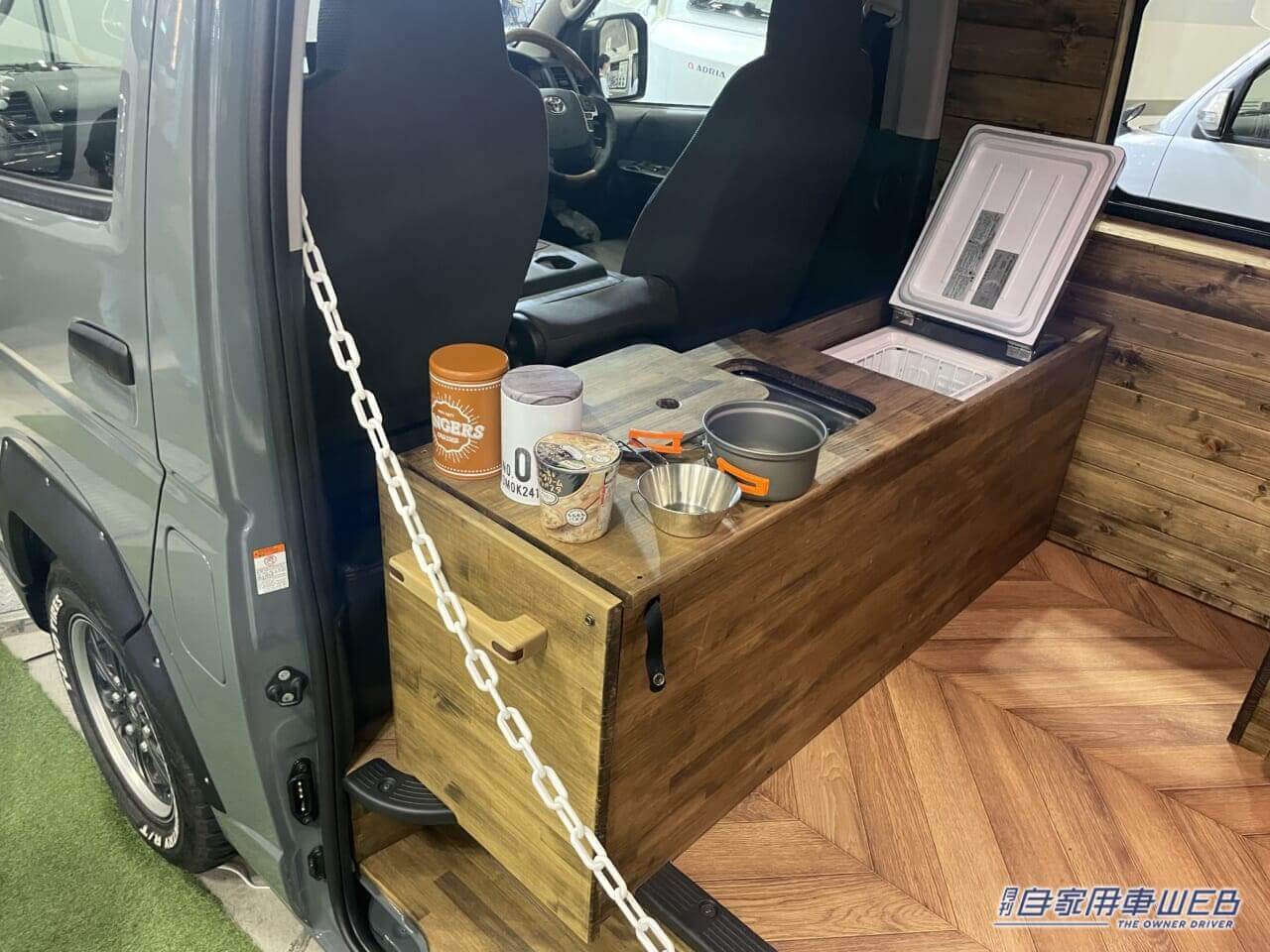 |キッチンスペースが伸びる! ログハウスのような雰囲気が魅力のハイエースがベースのキャンパー