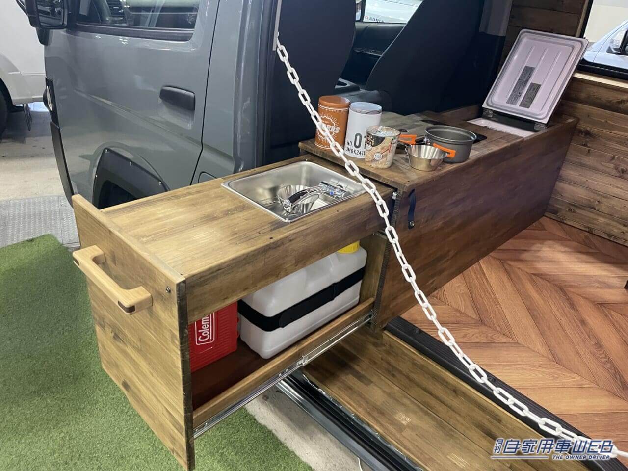 |キッチンスペースが伸びる! ログハウスのような雰囲気が魅力のハイエースがベースのキャンパー