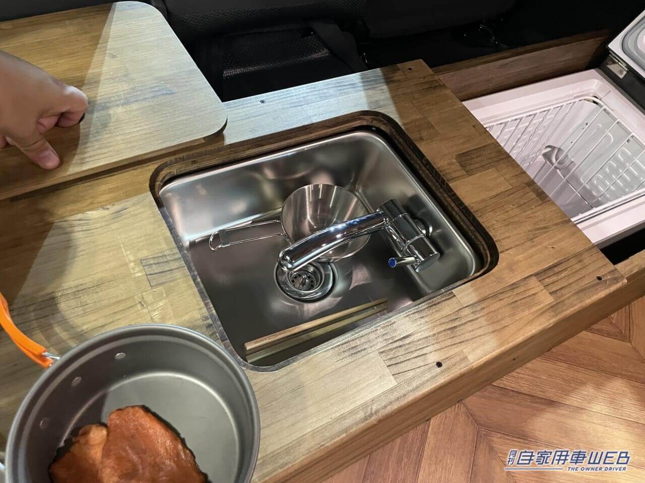 |キッチンスペースが伸びる! ログハウスのような雰囲気が魅力のハイエースがベースのキャンパー