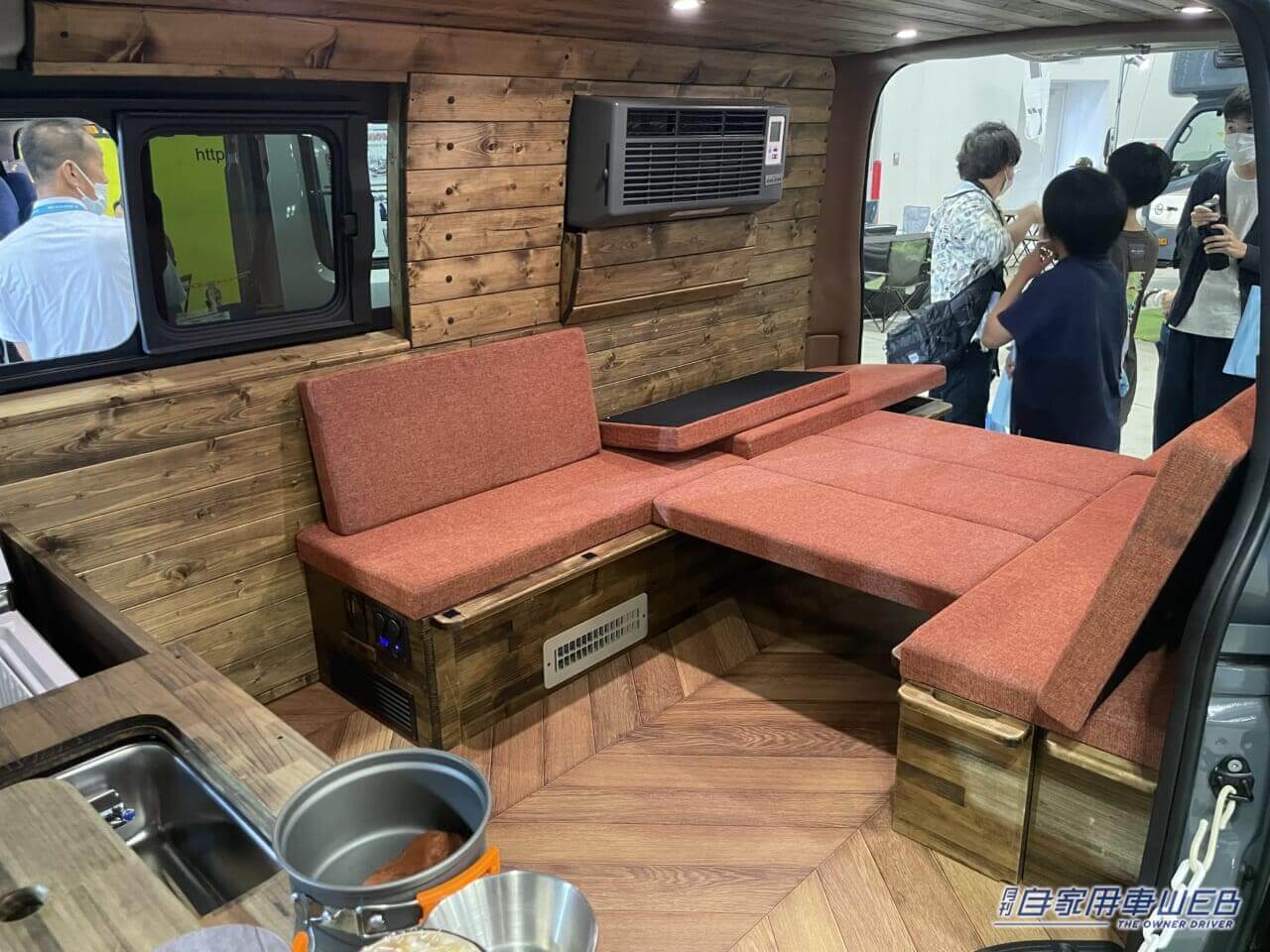 |キッチンスペースが伸びる! ログハウスのような雰囲気が魅力のハイエースがベースのキャンパー