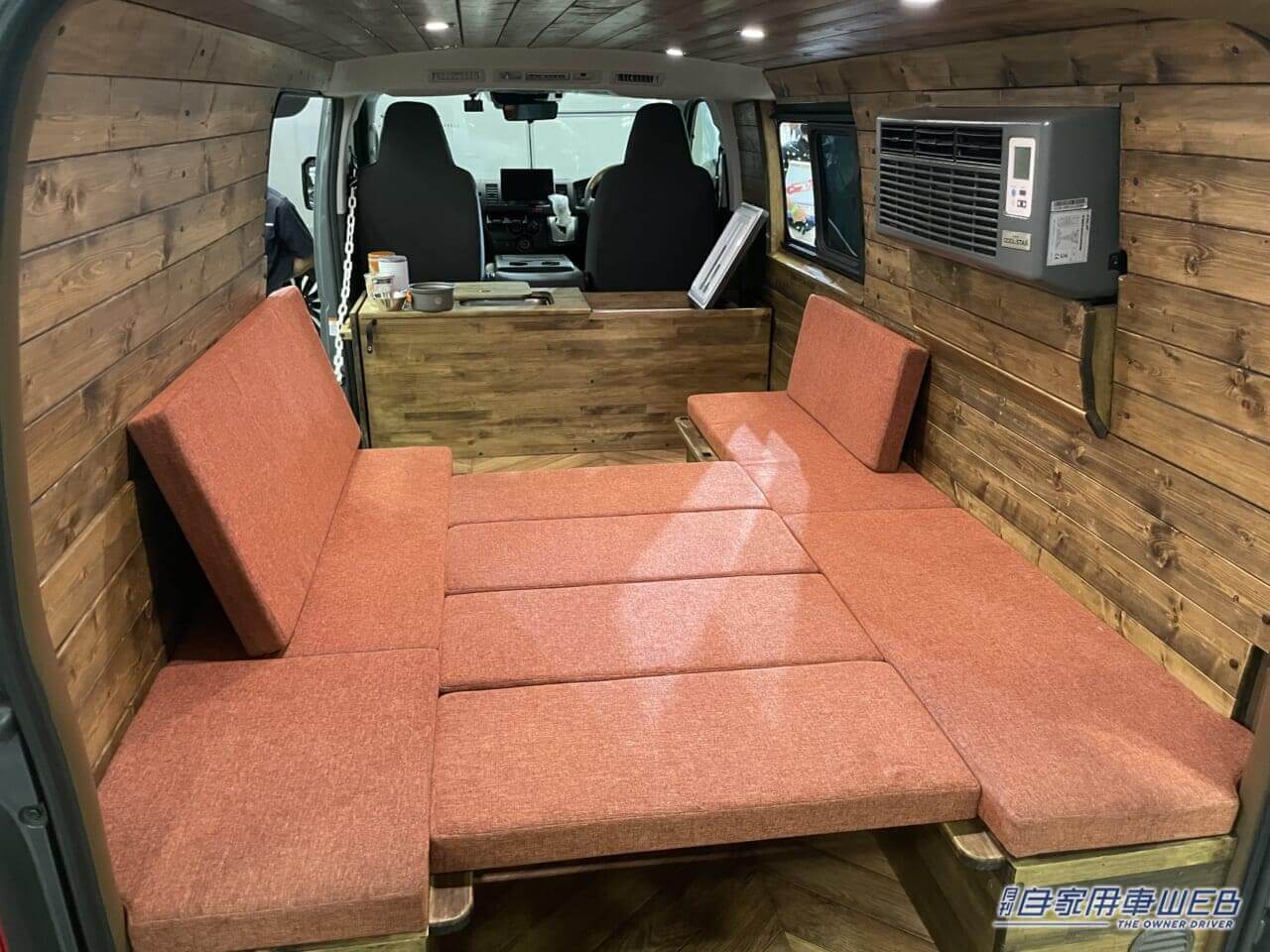 |キッチンスペースが伸びる! ログハウスのような雰囲気が魅力のハイエースがベースのキャンパー