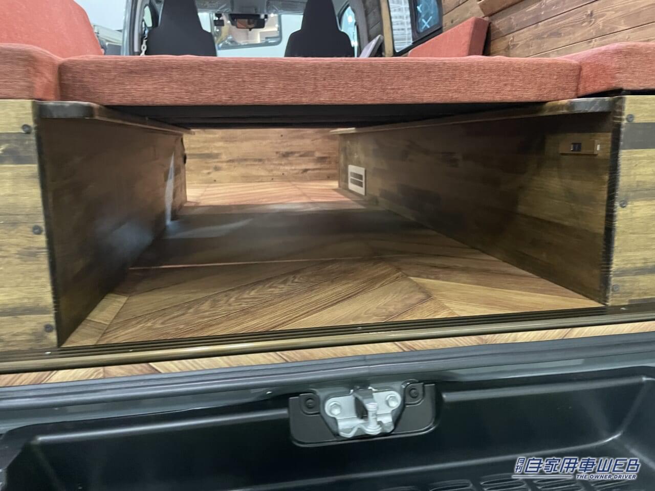 |キッチンスペースが伸びる! ログハウスのような雰囲気が魅力のハイエースがベースのキャンパー