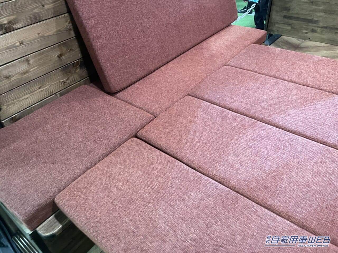 |キッチンスペースが伸びる! ログハウスのような雰囲気が魅力のハイエースがベースのキャンパー