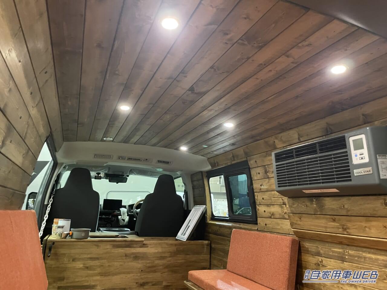 |キッチンスペースが伸びる! ログハウスのような雰囲気が魅力のハイエースがベースのキャンパー