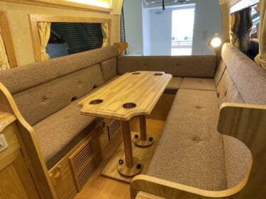 木材をたっぷり使ったリビングみたい! トヨタ ハイエースがベースのキャンパー