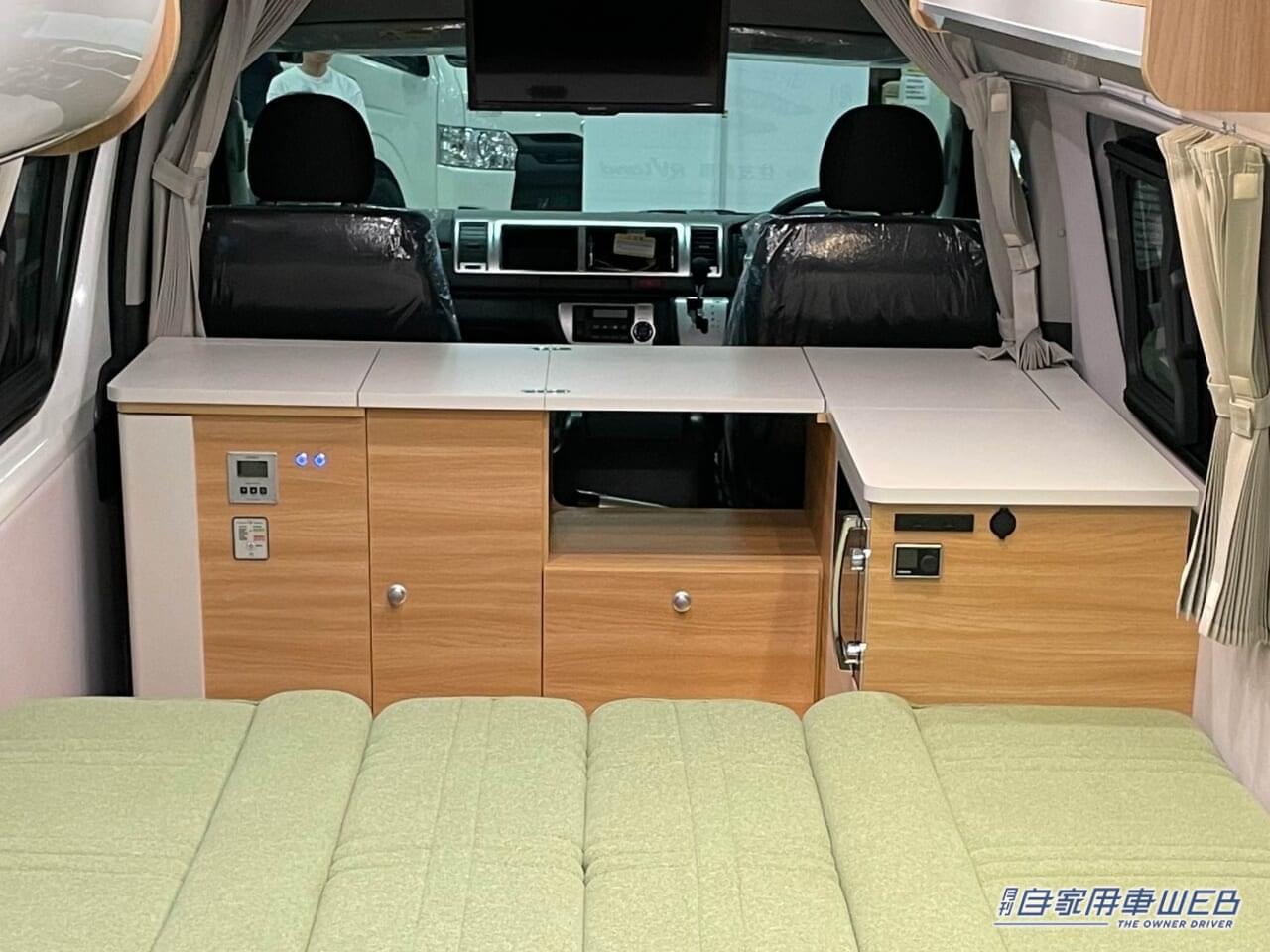 |立派なソファーベッドが車内に! トヨタのハイエースがベースのキャンパー