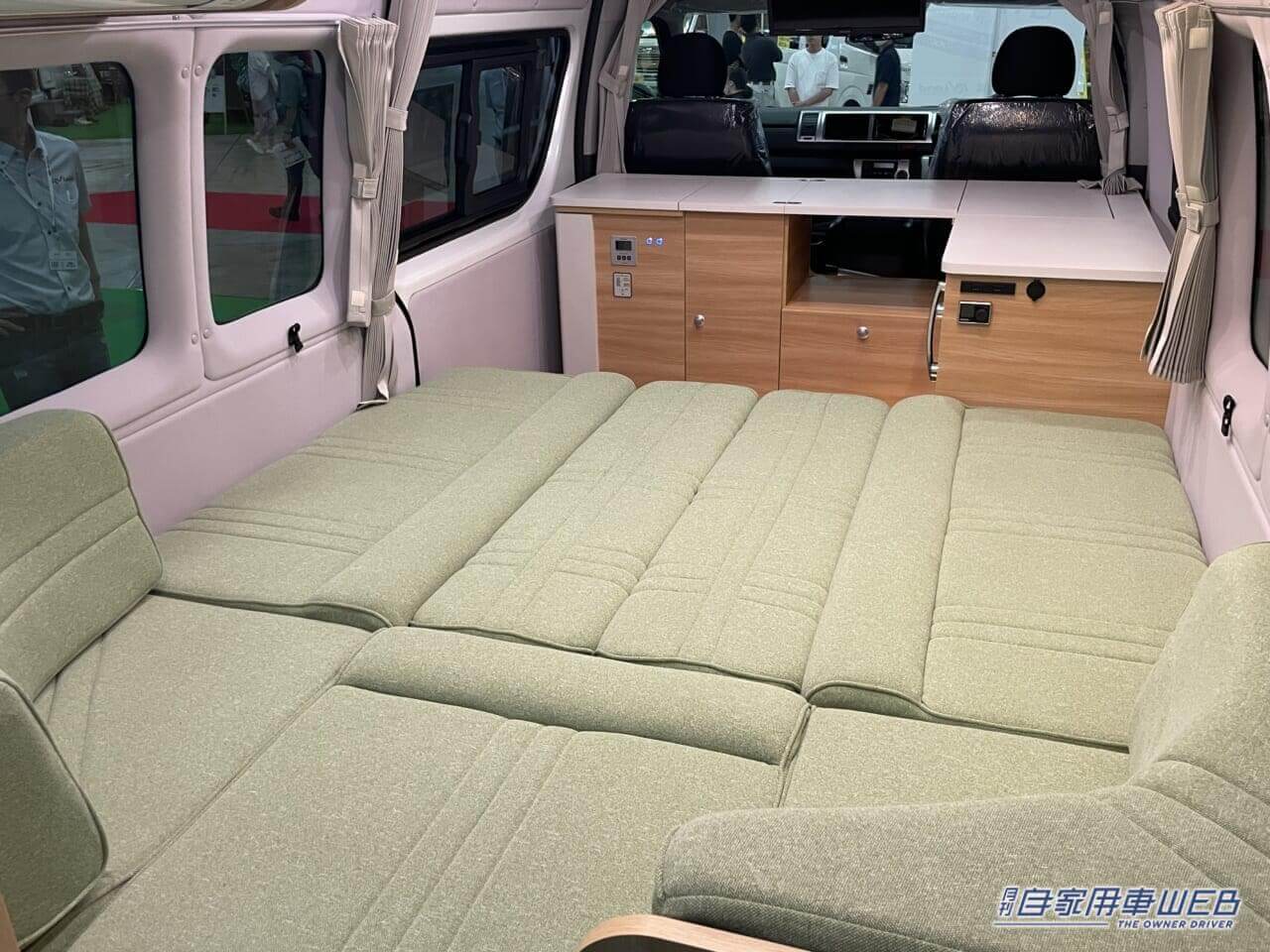 |立派なソファーベッドが車内に! トヨタのハイエースがベースのキャンパー