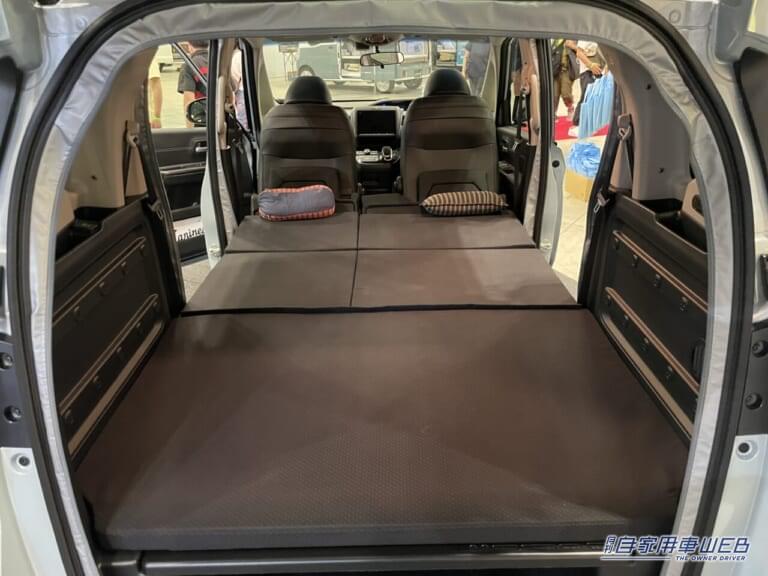 フルフラット状態のホンダ フリードの車内。|えっ ホントにホンダ「フリード」なの?フルフラットにしたら室内が広すぎ。それに床下まで…