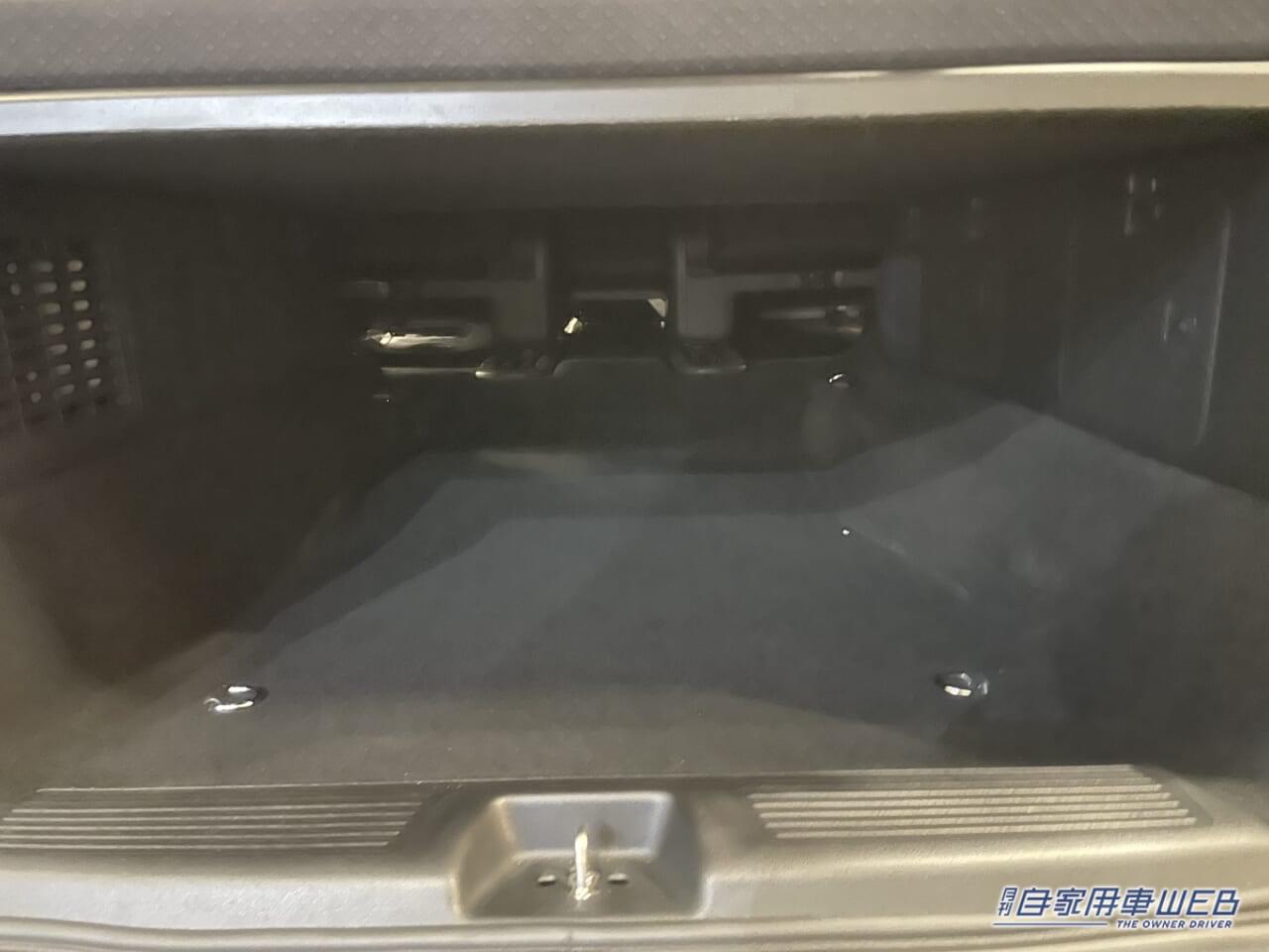 |えっ ホントにホンダ「フリード」なの?フルフラットにしたら室内が広すぎ。それに床下まで…