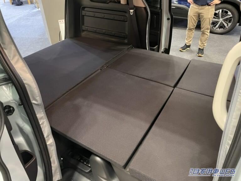 フルフラット状態のホンダ フリードの車内。|えっ ホントにホンダ「フリード」なの?フルフラットにしたら室内が広すぎ。それに床下まで…