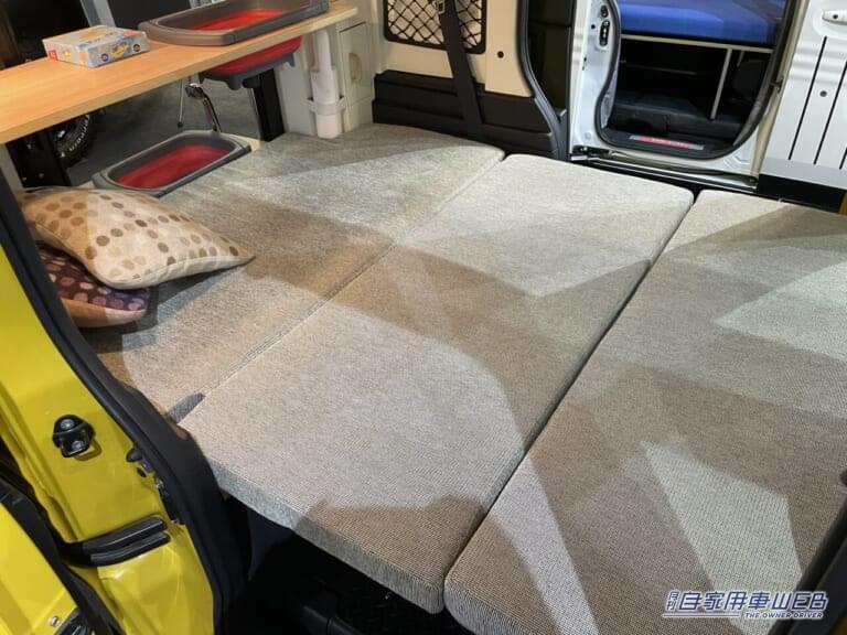 N-VANの車内。|「この軽自動車、住めるね」電子レンジ・シンク・驚きの隠しスペースもあるホンダ・N-VANがベースのキャンパー