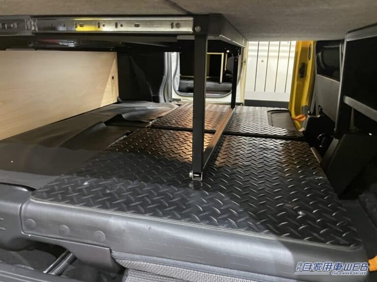 床下のスペース|「この軽自動車、住めるね」電子レンジ・シンク・驚きの隠しスペースもあるホンダ・N-VANがベースのキャンパー
