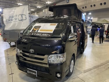 車の中にラウンジルームを作ったらこんな感じ！　トヨタのハイエースがベースのキャンパー