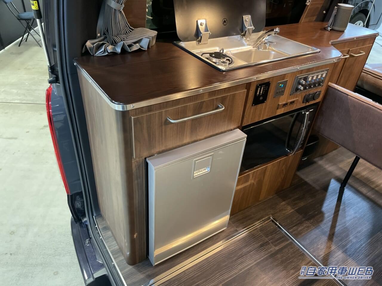 |車の中にラウンジルームを作ったらこんな感じ! トヨタのハイエースがベースのキャンパー