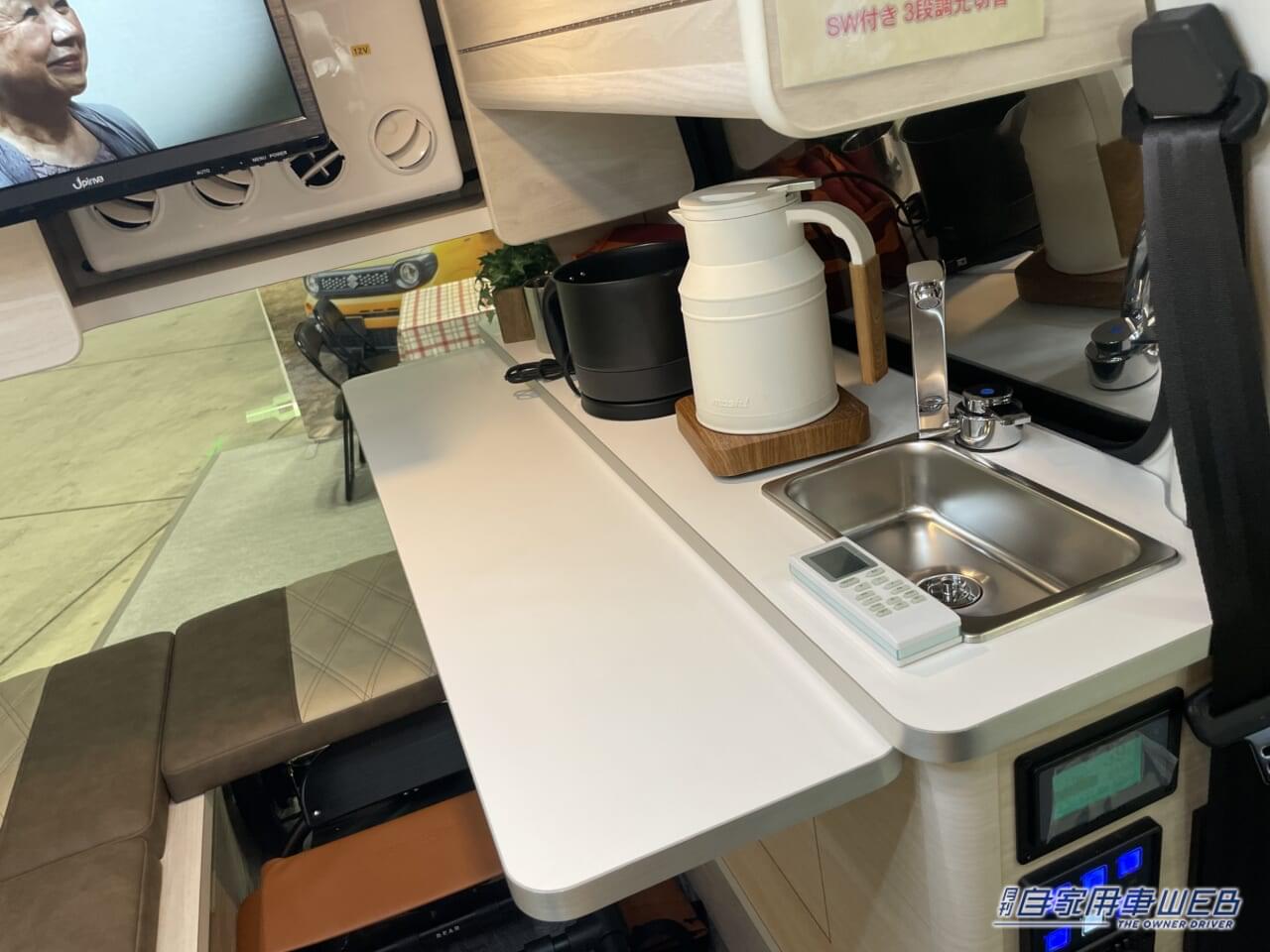 |斬新トヨタ車が「キャンピングカー」に大変身。山でも都会でも“ベストサイズ”で家電も使える。自走する小さな部屋に感動。