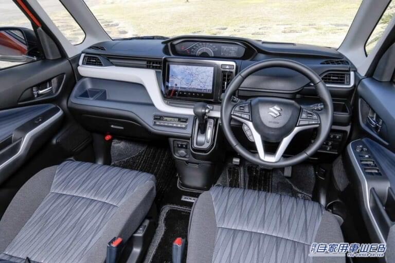 スズキのソリオ ハイブリッドの車内|「もしかして完璧か?」車中泊から街乗りまで希望を叶えてくれるソリオ・ハイブリッドがベースのキャンピングカー。
