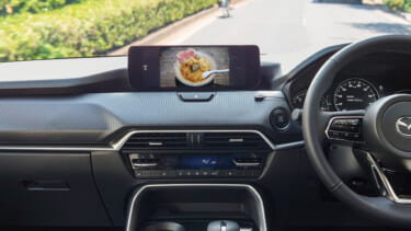 【やっぱりあると便利!】カーナビのディスプレイを最大限に活用、スマホ映像だって大画面で見れる