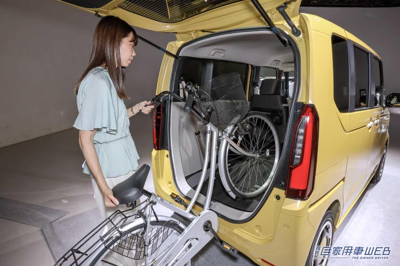 |3代目となるホンダ新型「N-BOX」お披露目。四角いフォルムはそのままに質感と扱いやすさを追求。先行予約も開始