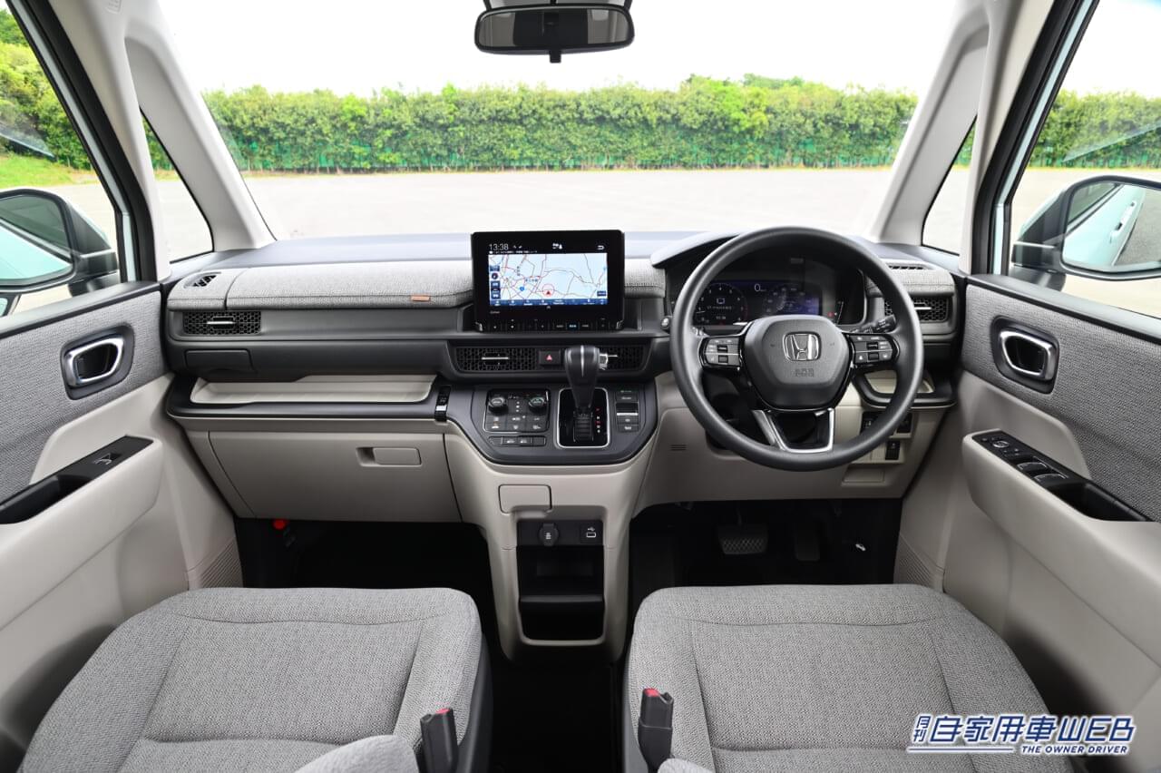 ホンダ・ステップワゴンのインパネ周り。|「これは斬新」まさかの寝室付きホンダ『ステップワゴン』がスゴイ。もはや動くリビング、家族仕様のキャンパーがアツい!